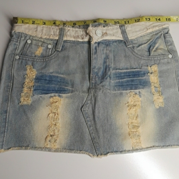 CLASSIC WEAR JEANS Distressed Raw Hem Denim Skirt 4 (Small) - Picture 7 of 9